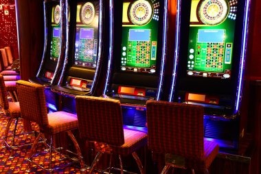 Lucky Neko slot game interface showing cat symbols and fortune-themed reels